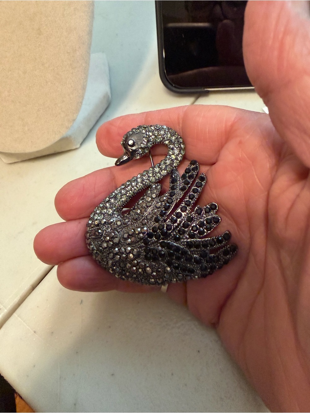 Swan brooch in gunmetal with rhinestone in a marcasite feel - Picture 4 of 6